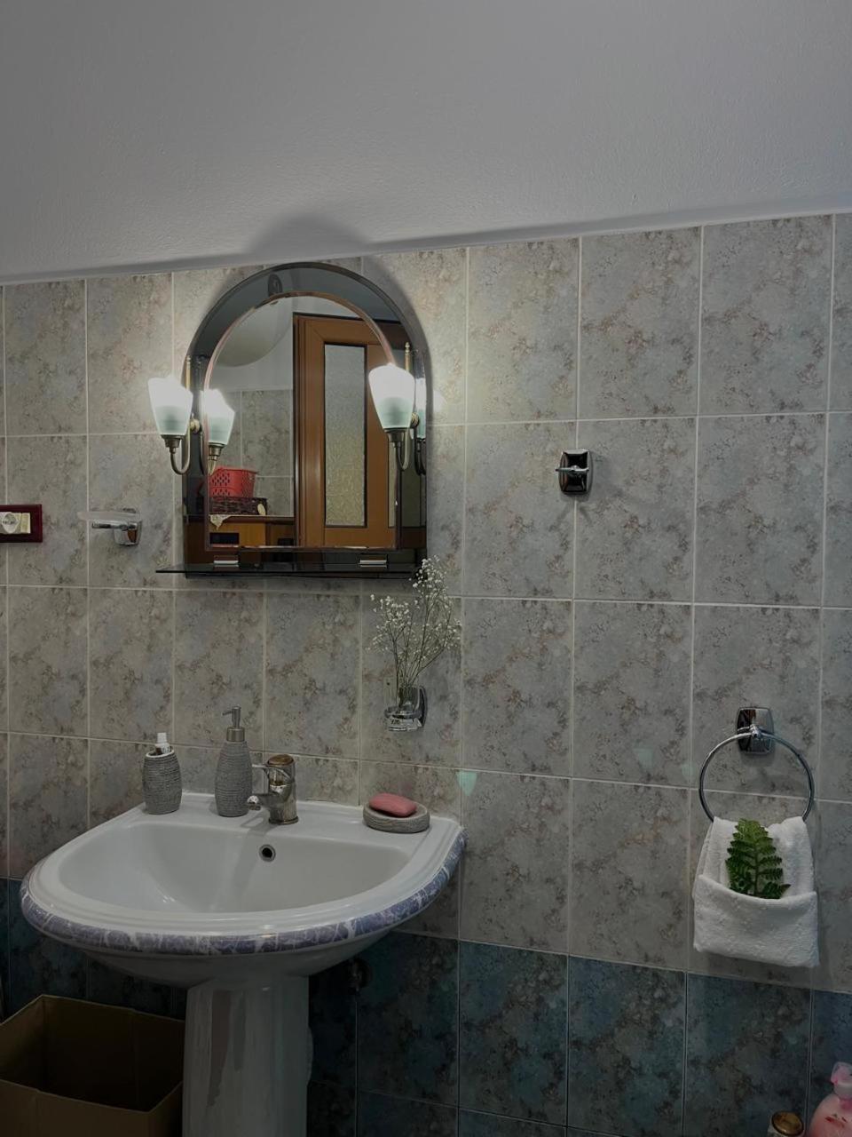 Andria'S Apartment Гірокастра Екстер'єр фото